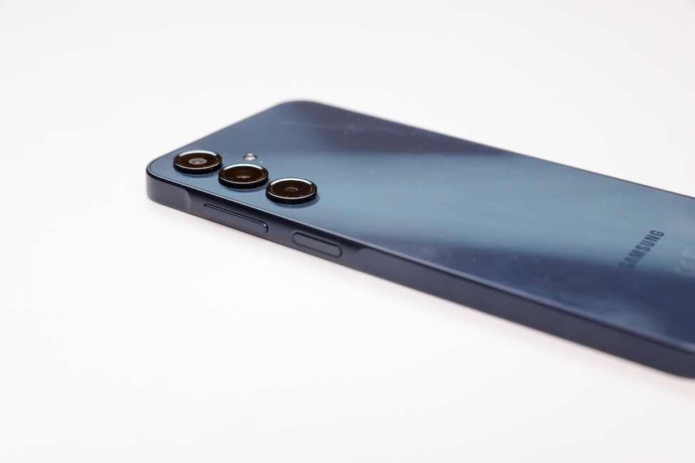 Galaxy A16 5G: Kunststoff-Gehäuse mit kantigem Rahmen