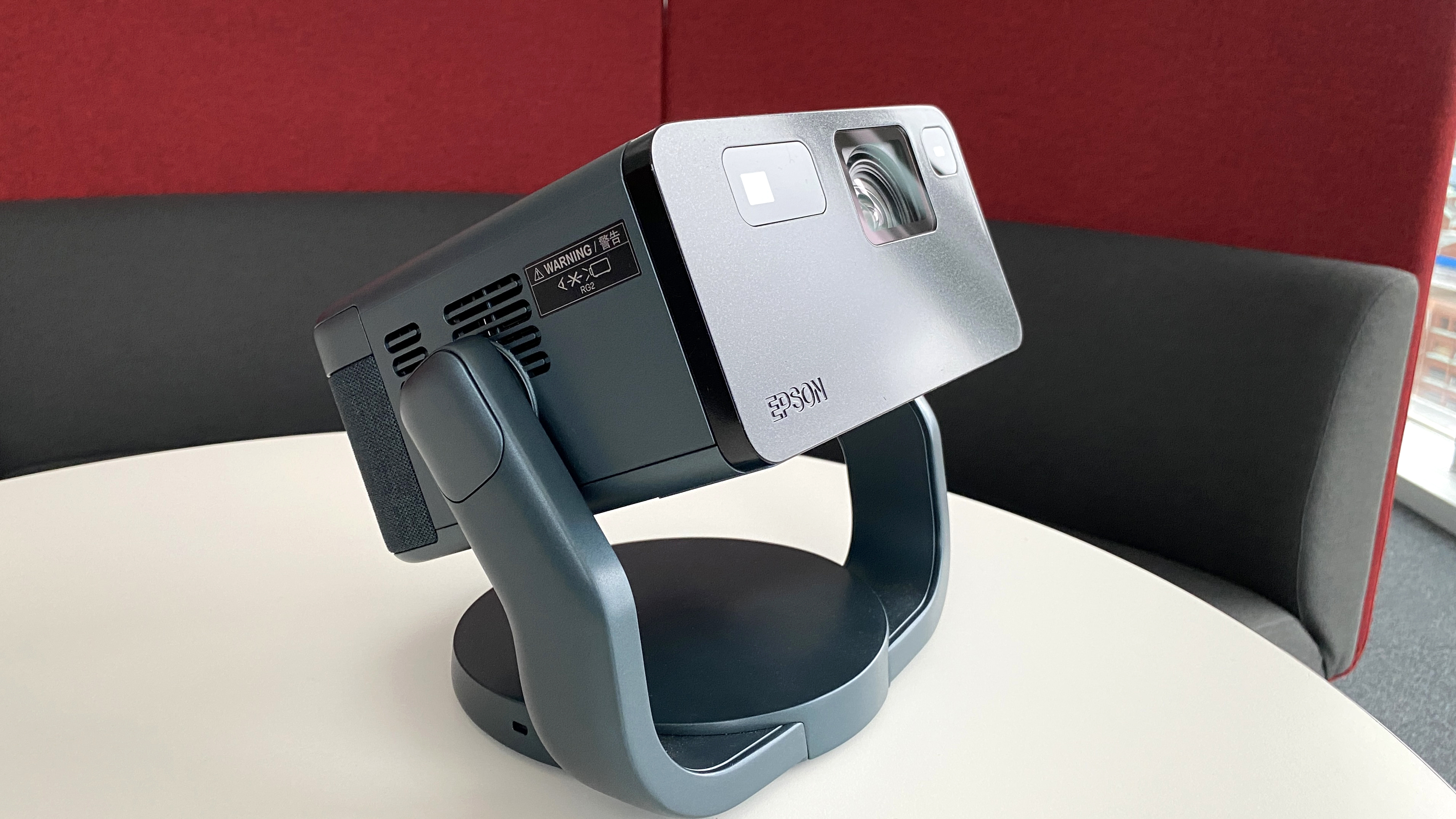 Der-neue-Epson-EF-22-verw-hnt-im-Beamer-Test-die-Augen