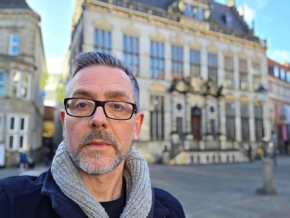 Selfie mit dem S25 bei aktiviertem Porträt-Modus