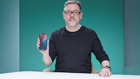 Ressortleiter Christian Just hält das Apple iPhone 16e in der Hand.