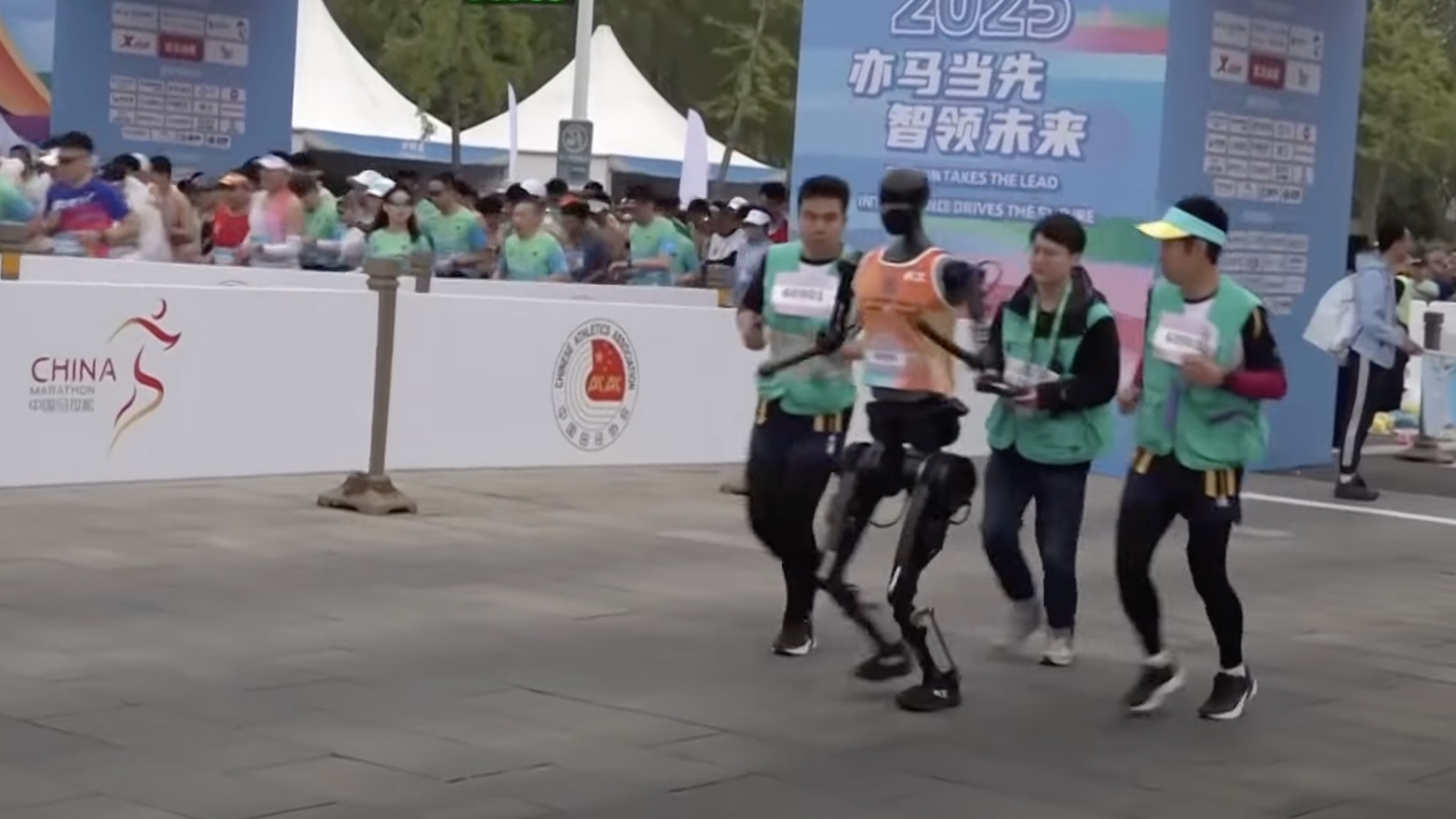 Chinesische Roboter laufen Halbmarathon gegen Menschen