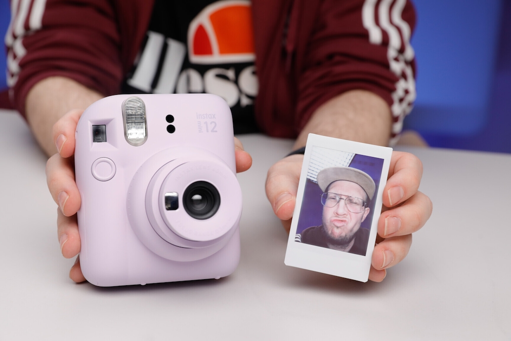 Fujifilm Instax Mini 12 im Test: Einfache Sofortbildkamera mit Kompaktformat und Retro-Charme