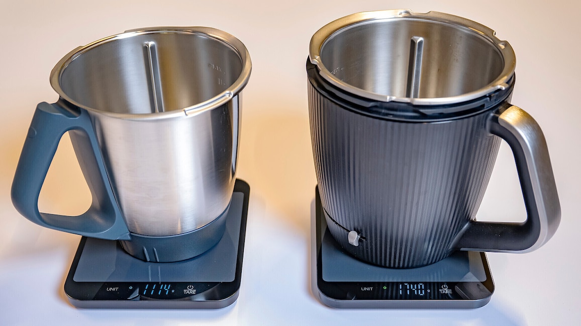 Mixtopf des Thermomix TM6 (links) und TM7 (rechts) auf der Waage.