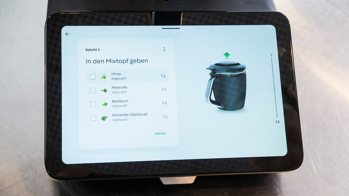Schritt-für-Schritt-Anleitung auf dem Display des Thermomix TM7 mit digitalem Zwilling (rechts im Bild).