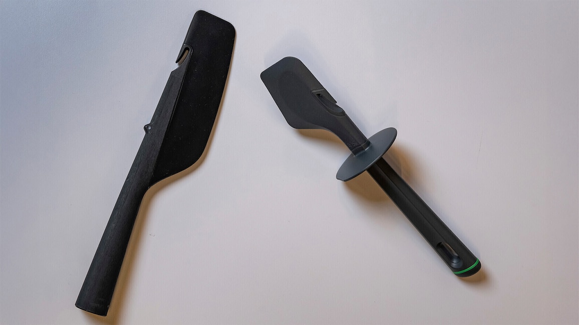 Spatel des Thermomix TM7 (links) und TM6 (rechts) nebeneinander auf dem Tisch.