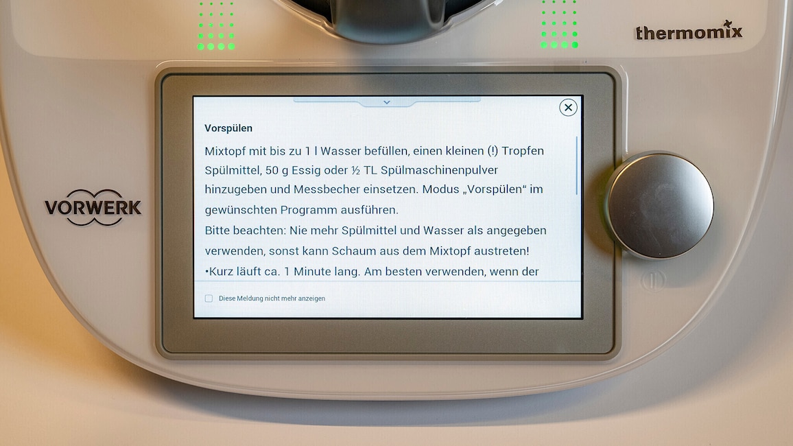 Vorspülanleitung auf dem Display des Thermomix TM6 mit Textdetails.