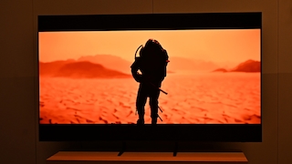 TV-Gerät zeigt Film "Dune 2" im HDR-Modus an, leuchtende Farben, tiefes Schwarz.
