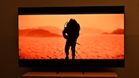 TV-Gerät zeigt Film "Dune 2" im HDR-Modus an, leuchtende Farben, tiefes Schwarz.
