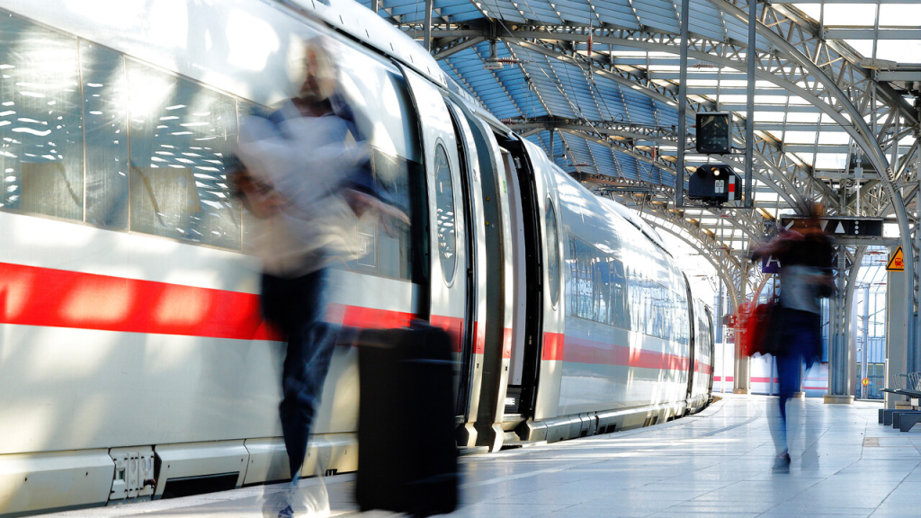 Studie: Reisende vertrauen Apps mehr als der Bahnauskunft