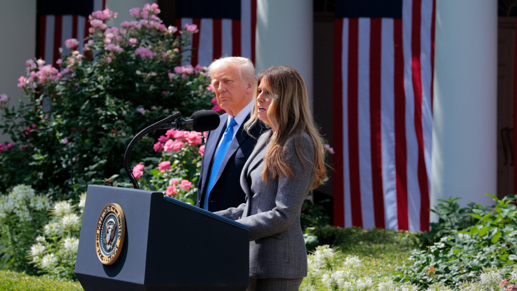 Trump unterschreibt Gesetz gegen Deepfakes und Rache-Pornos