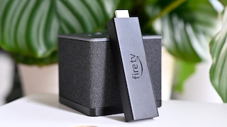 Der Fire TV Cube und Fire TV Stick im Vergleich in der Vorderansicht.