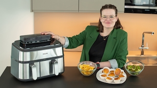 Redakteurin Anna Heyers mit Philips-Airfryer NA555/00, Muffins, Pommes und Brokkoli