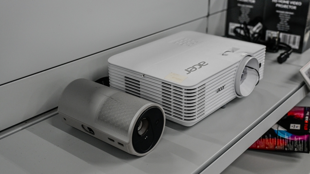 Moderne trifft Klassik: Neben dem klassischen Beamer-Modell von Acer sieht der Xgimi Mogo 4 richtig klein aus. Stationäre Beamer haben dafür mehr Leistungskraft an Bord.