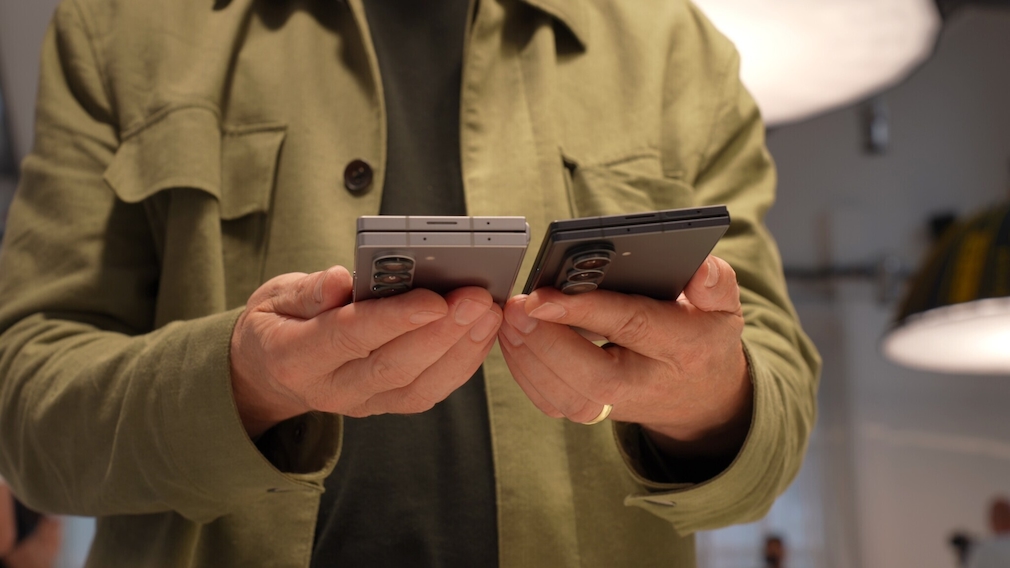 Galaxy Z Fold 6 und Fold 7 in der Hand
