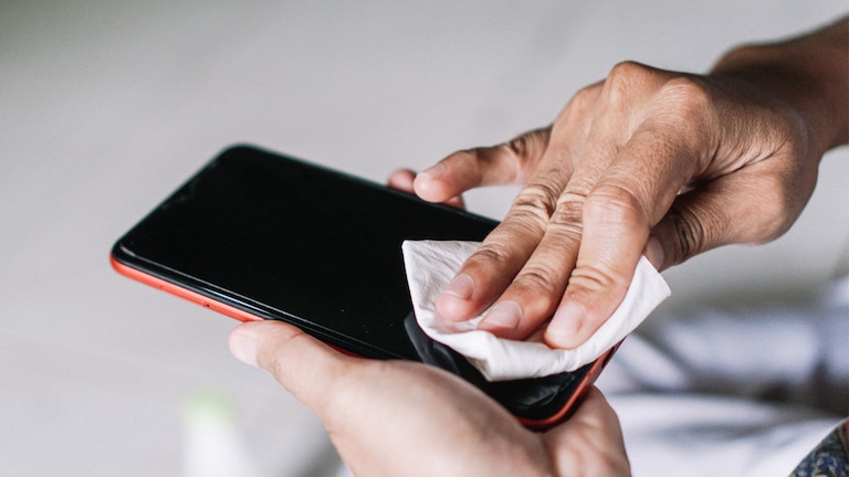 Ein Smartphone das gereinigt wird.