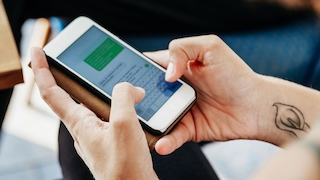 Smartphone mit Chatverlauf