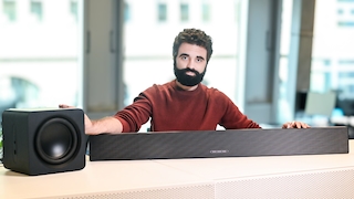 COMPUTER BILD Redakteur Richard W. Schaber beim Test der Samsung Soundbar QS710 in der Redaktion in Berlin.
