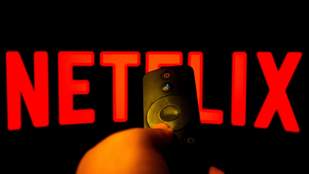 Netflix-Logo und Fernbedienung