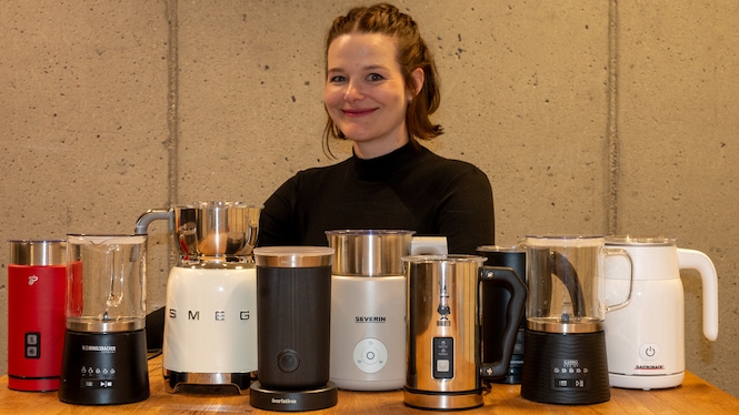 Redakteurin Anna Heyers hinter neun Modellen von Milchaufschäumern.