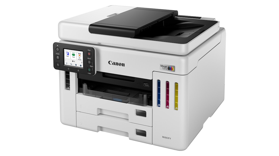 Anischt des Multifunktionsdruckers Canon Maxify GX7150 schräg von links vor einem weißen Hintergrund.