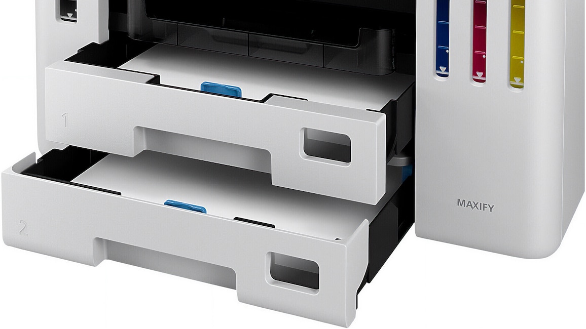 Teilansicht des Canon Maxify GX7150 mit beiden Papierkassetten herausgezogen vor weißem Hintergrund.