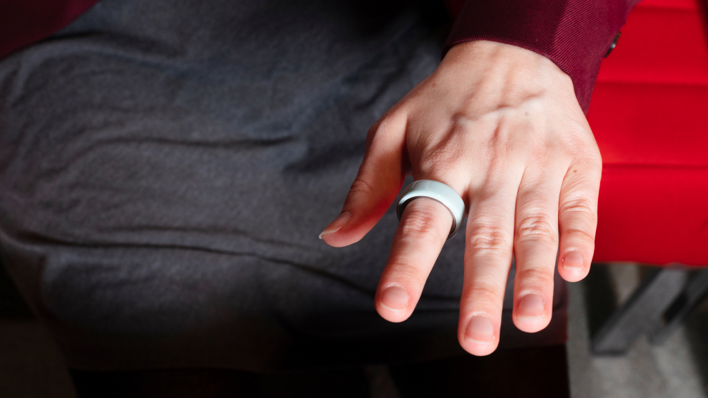 Oura Ring 4 Ceramic im Test: Schicker Fitnessring mit Extras