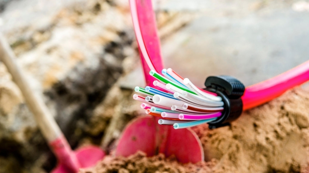 Telekom-will-Glasfaserkabel-an-Treppenhausw-nde-kleben