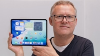 Testredakteur Sven Schulz hält das iPad Pro 11 Zoll 2025 M5 in die Kamera.