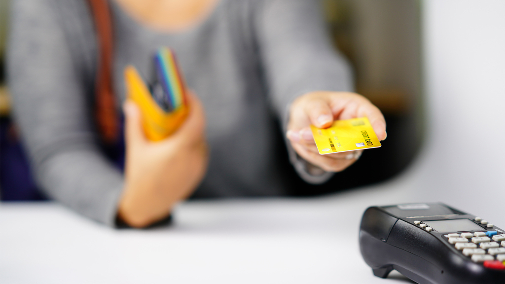 Karte erstmals beliebter als Bargeld