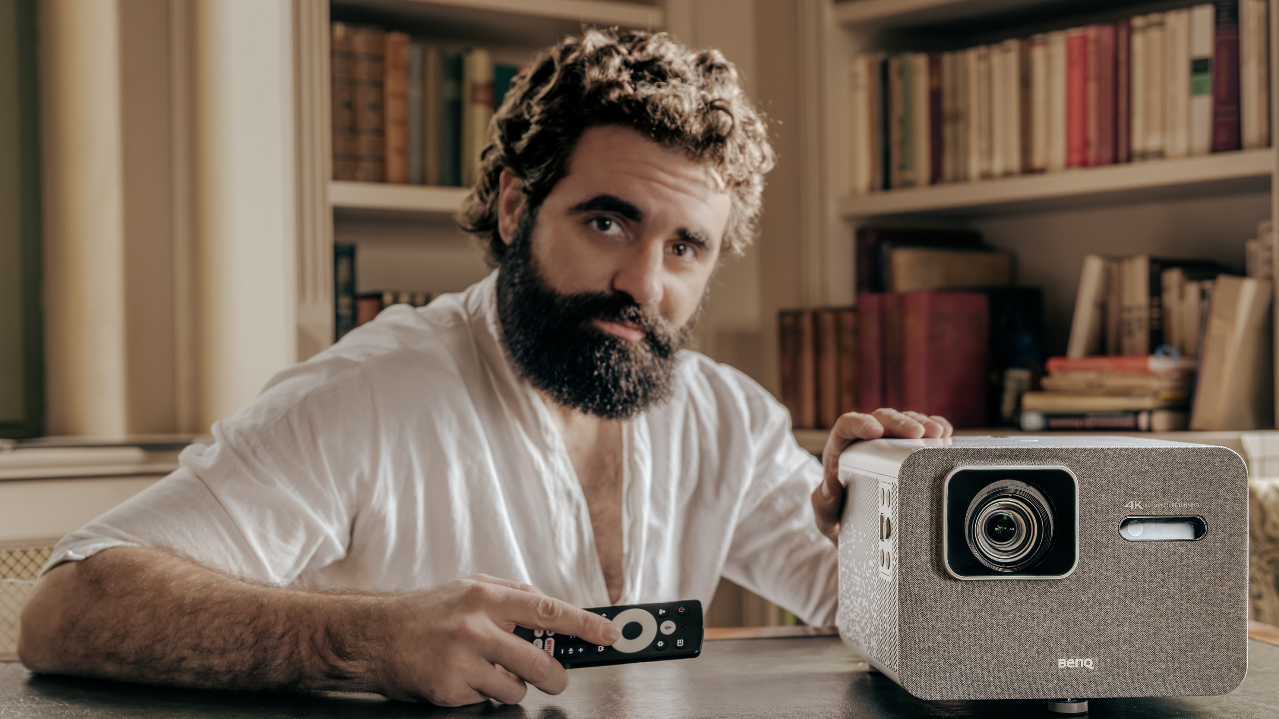 BenQ-Beamer-TK705i-im-Test-Laser-Power-im-Designerkleid