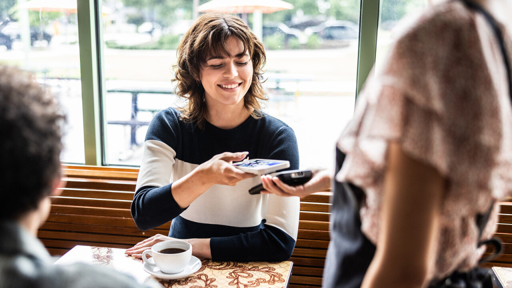 Visa-Studie: Smartphone verdrängt Bargeld beim Bezahlen