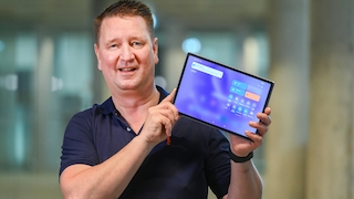 Ingolf Leschke mit Lenovo Idea Tab Plus 12.1 in der Hand.