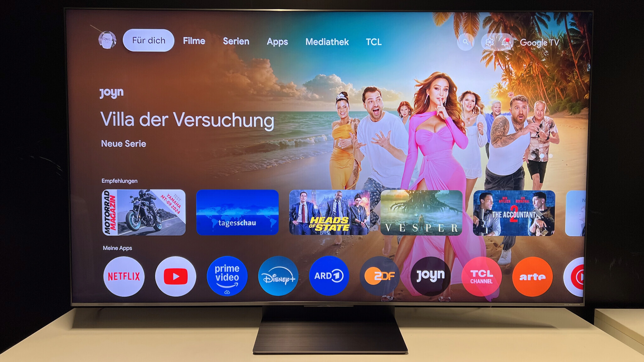 wer-braucht-da-noch-oled-das-display-von-tcls-neuem-mini-led-tv-berrascht-im-test-alle