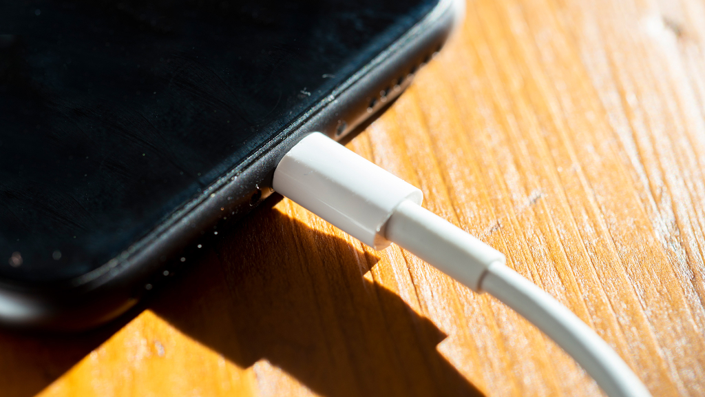 Smartphone-Nutzer argwöhnen, dass Schnellladen den Akku schädigt