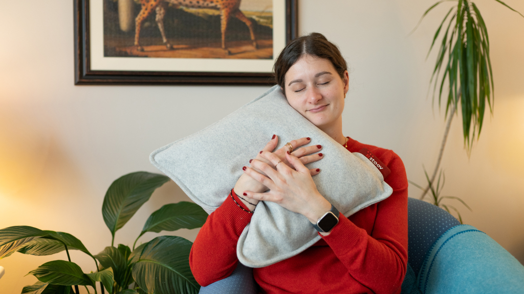 Stoov Ploov 3 im Praxis-Test: Dieses Wärmekissen macht das Sofa noch gemütlicher