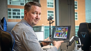 Redakteur Ingolf Leschke mit Acer Aspire 14 AI im Test.