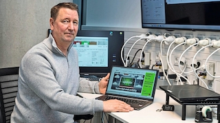 Redaktuer Ingolf Leschke beim Test des Samsung Galaxy Book 5.