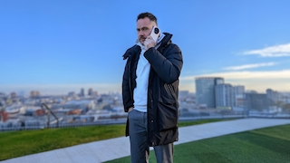 Stellv. Ressortleiter Michael Huch mit dem Honor Magic 8 Pro