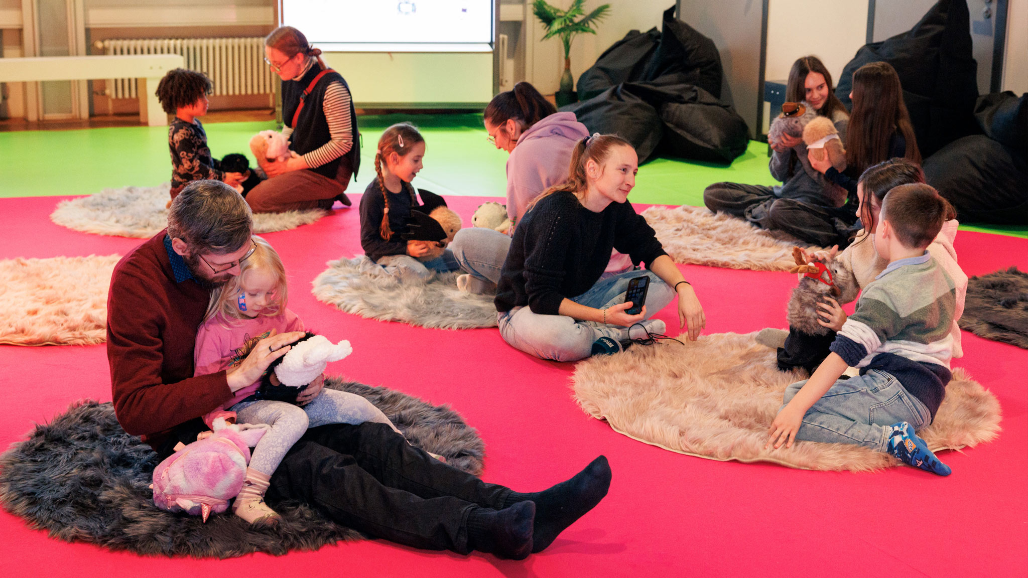 Elektronischer-Streichelzoo-In-Karlsruhe-d-rfen-Kinder-mit-k-nstlichen-Meerschweinchen-spielen