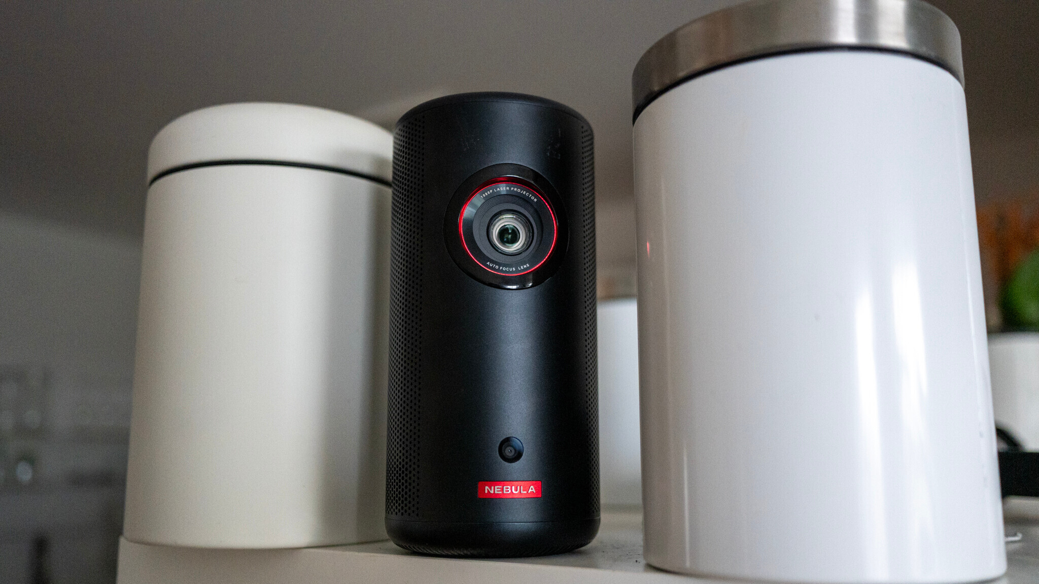 nebula-capsule-3-dieser-laser-beamer-im-dosen-format-berrascht-im-test-mit-laser-power