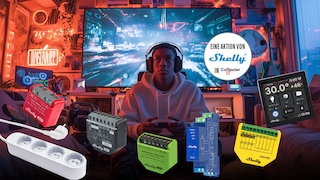 Ein Junge zockt, daneben mehrere Shelly-Geräte.