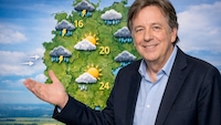 Jörg Kachelmann vor einer Wetterkarte