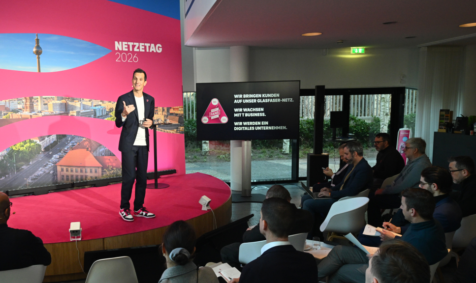 Telekom-Chef ruft Kehrtwende beim Glasfaser-Ausbau aus