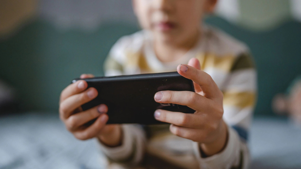 Frankreich drängt auf Social-Media-Verbot für Kinder