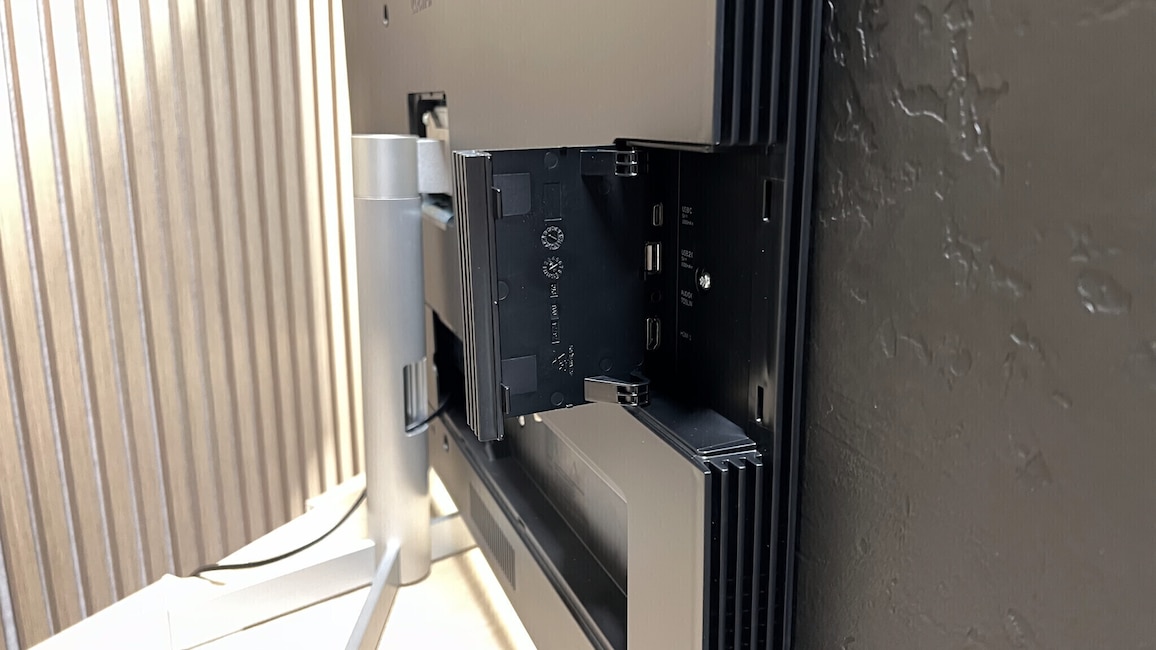 Der Loewe Stellar Vidaa besitzt vier HDMI-Anschlüsse, zwei USB-A- sowie zwei USB-C-Ports. Dazu gesellen sich die Anschlüsse für Satellit, Antenne und Kabel sowie eine LAN-Buchse. Für alte Kopfhörer und AV-Receiver ist sogar ein optischer Digitalausgang vorhanden. Der Großteil der Anschlüsse ist im unteren Bildschirmrand versteckt.