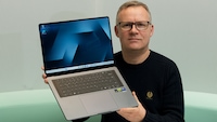 Testredakteur Sven Schulz hält das Samsung Galaxy Book 6 Ultra mit aufgeklappten Display hoch.