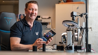 Redakteur Ingolf Leschke im COMPUTER BILD-Testlabor mit dem Samsung Galaxy Tab A11