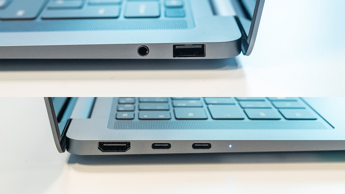 Zwei Nahaufnahmen der Seiten eines Samsung Galaxy Book6 Pro. Oben ist die rechte Seite mit einer runden Kopfhörerbuchse und einem rechteckigen USB Anschluss zu sehen. Unten ist die linke Seite mit einem HDMI Anschluss sowie zwei schmalen USB C Anschlüssen und einer kleinen Status LED abgebildet. Beide Seiten zeigen den leicht aufgeklappten Laptop und Teile der Tastatur.