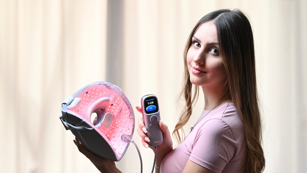 Shark CryoGlow im Test: LED-Licht gegen Akne und Falten?