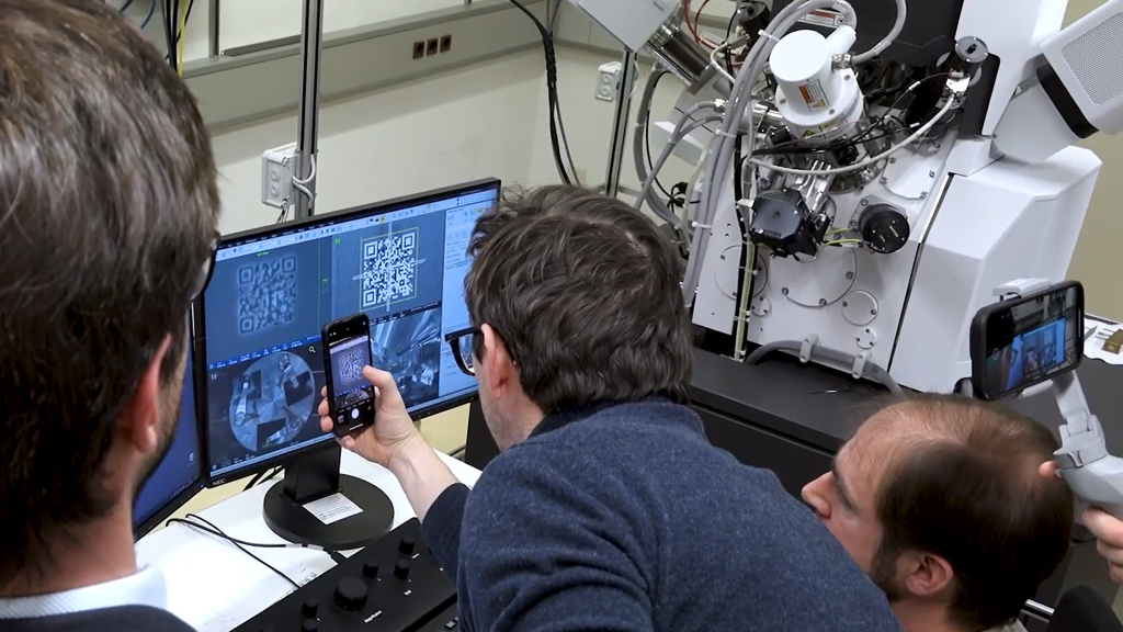 Mit bloßem Auge nicht zu erkennen: Kleinster QR-Code der Welt